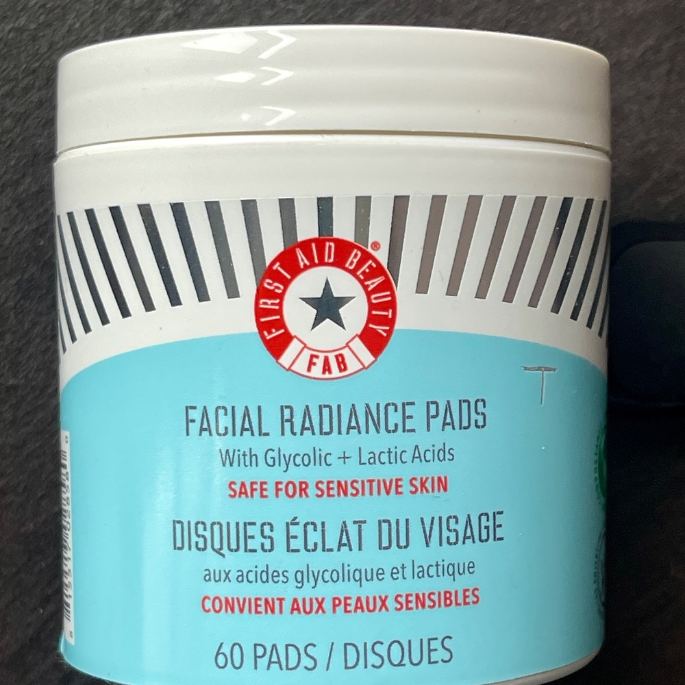 First Aid Beauty  Facial Radiance Pads with Glycolic + Lactic Acids – Exfoliatin